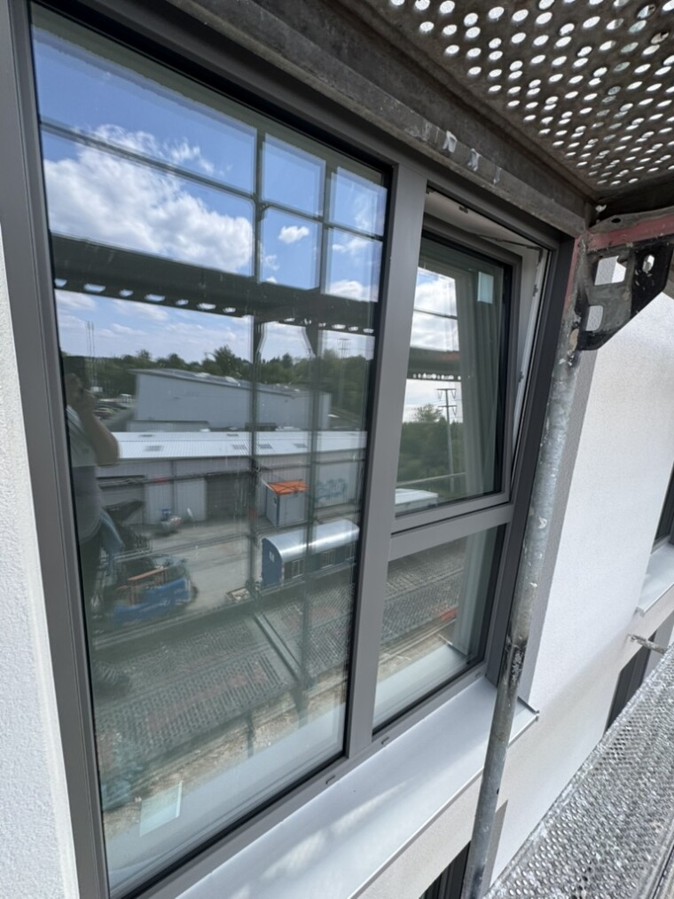 Gereinigtes Baustellenfenster mit klarer Verglasung nach dem Einsatz von Alpin