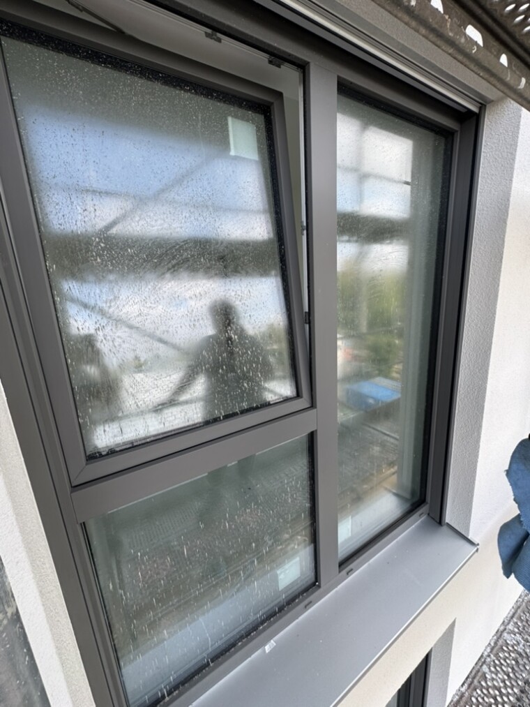 Stark verschmutztes mehrteiliges Baustellenfenster vor der Reinigung durch Alpin