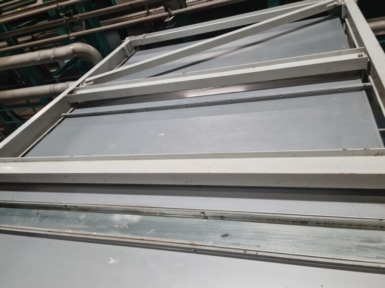 Gereinigte Metallflächen und Rahmen desselben Objekts im technischen Anlagenbereich.