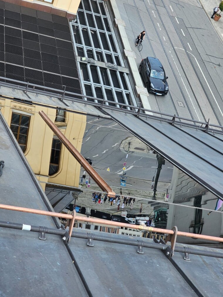 Dieselbe Dachverglasung nach der Reinigung mit klaren Spiegelungen der umliegenden Gebäude und der Straße.